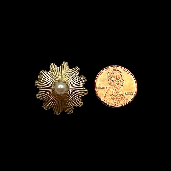 Darling Dainty Signed Coro Gold Tone Sunburst Brooch With Pearl - Picture 7 of 11
